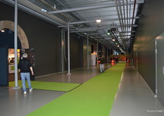 Via deze gang kwamen bezoekers in de tweede hal en bij de workshops terecht. 